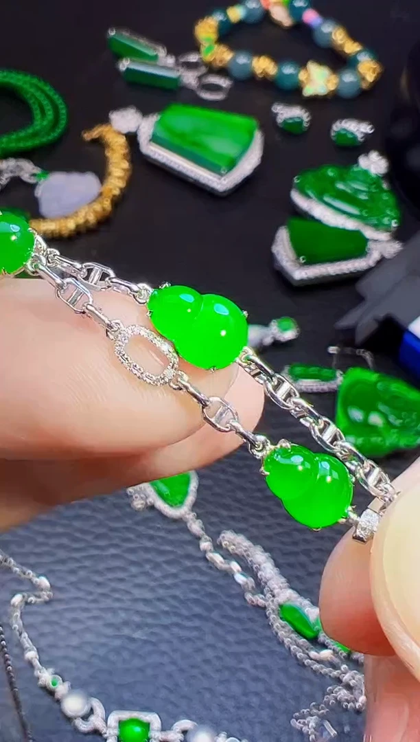 颈饰18K金镶嵌翡翠飞****粒翡翠