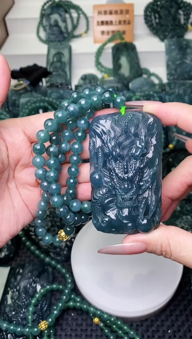 颈饰未镶嵌翡翠