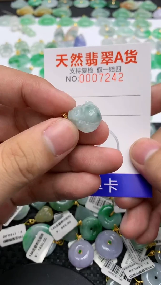 翡翠18K金镶嵌颈饰111111111111