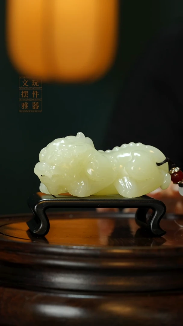 玉《吞金貔貅》手把件摆件