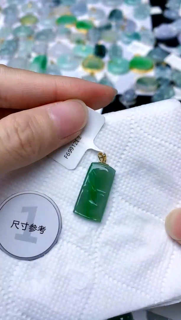 颈饰18K金镶嵌翡翠天然A货翡翠