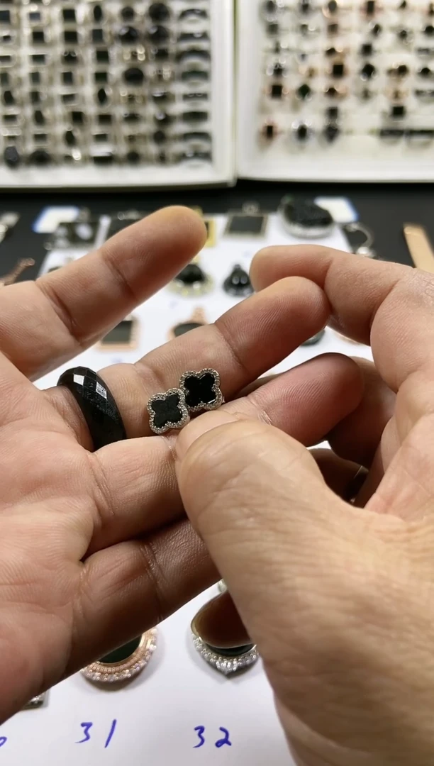 银S925镶嵌翡翠耳钉四叶草