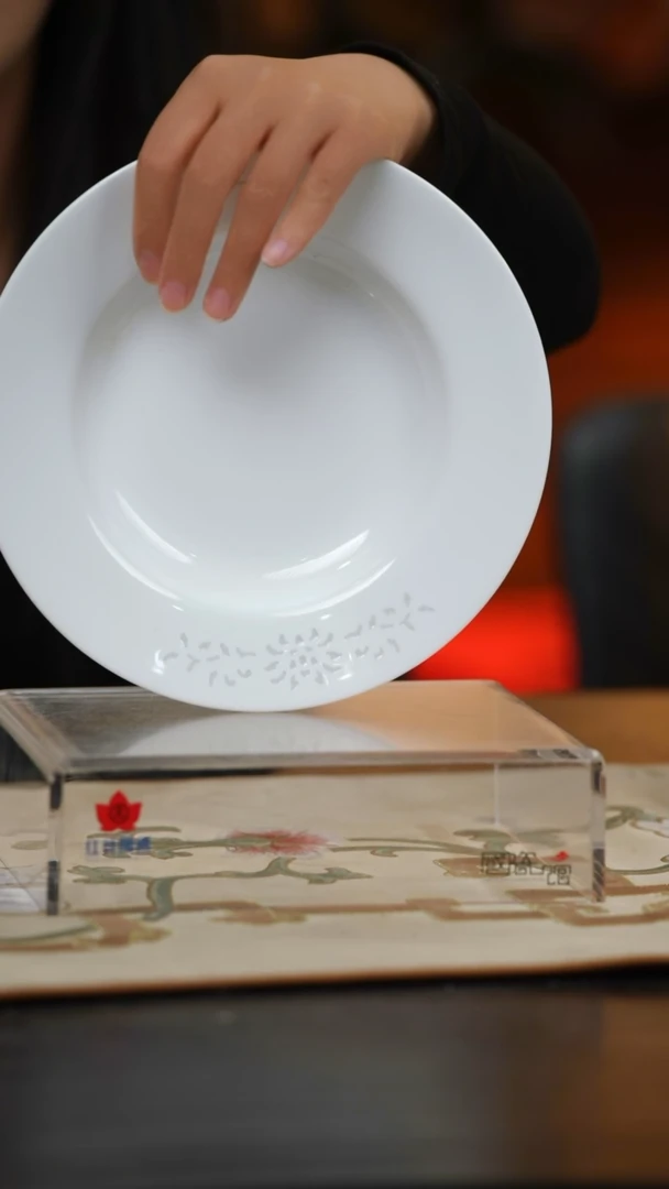 2个微瑕amazon8英寸玲珑汤盘无底款