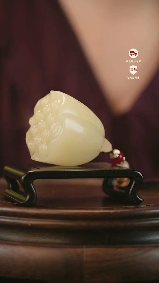云南石竹叶青雕刻：手握莲蓬手把件挂件摆件