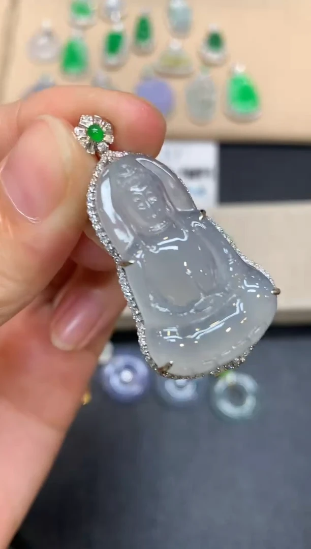 颈饰18K金镶嵌翡翠观音【无服务费