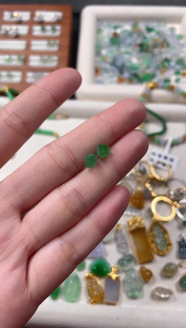 翡翠18K金镶嵌耳钉一对  JK163