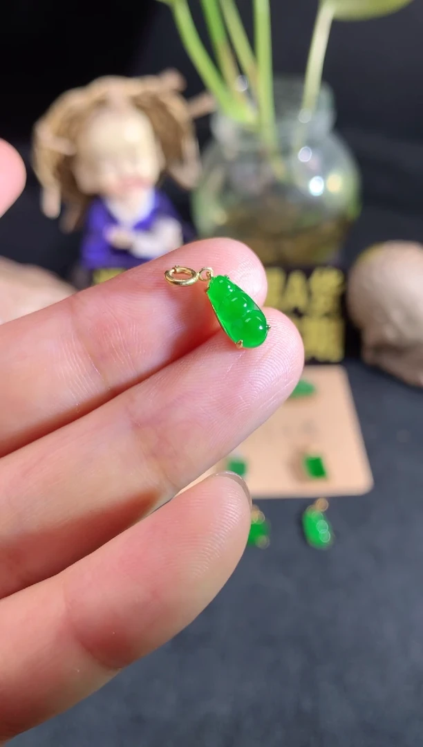 颈饰18K金镶嵌翡翠天然翡翠A货，源头工厂价福利价