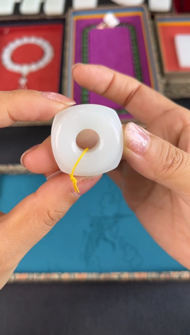 颈饰未镶嵌和田玉吊坠