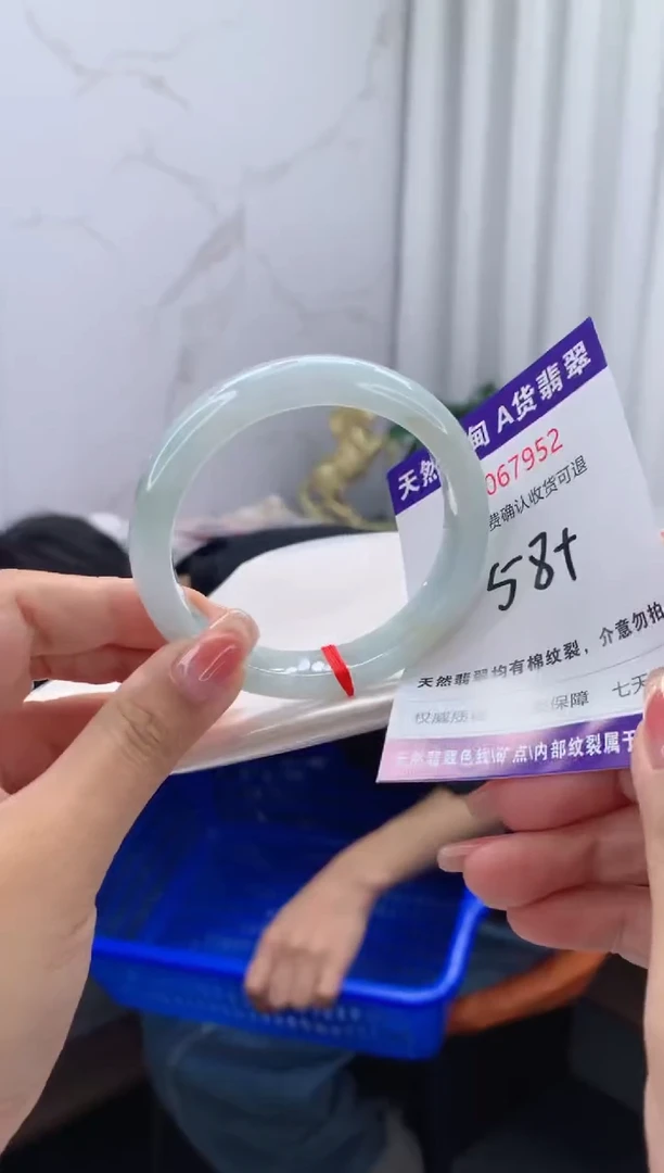 翡翠手镯未镶嵌有纹，完美者勿拍