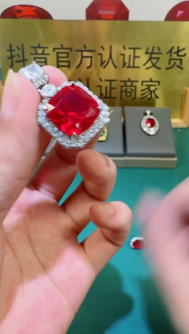 颈饰18K金镶嵌红宝石大