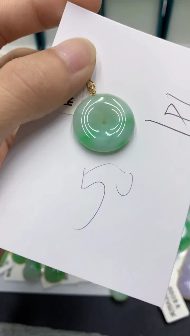 翡翠18K金镶嵌颈饰翡翠