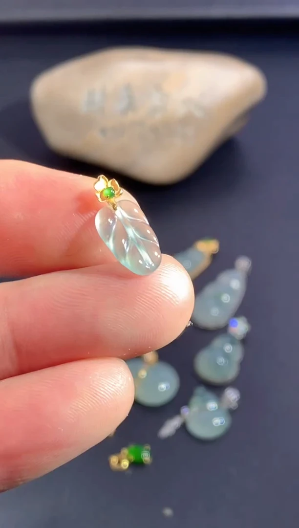 颈饰18K金镶嵌翡翠