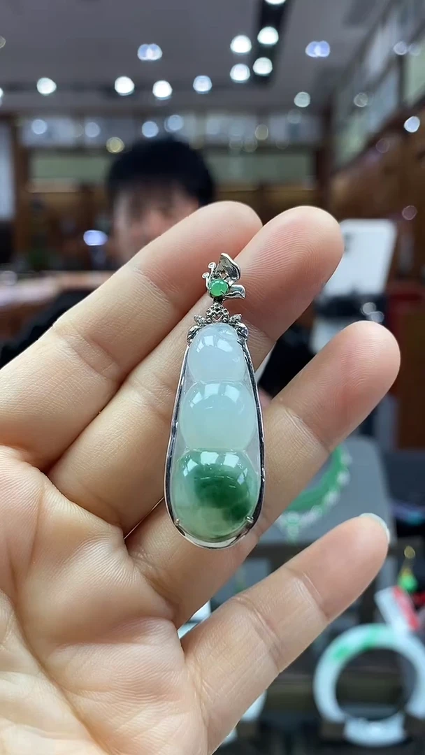 颈饰18K金镶嵌翡翠福豆