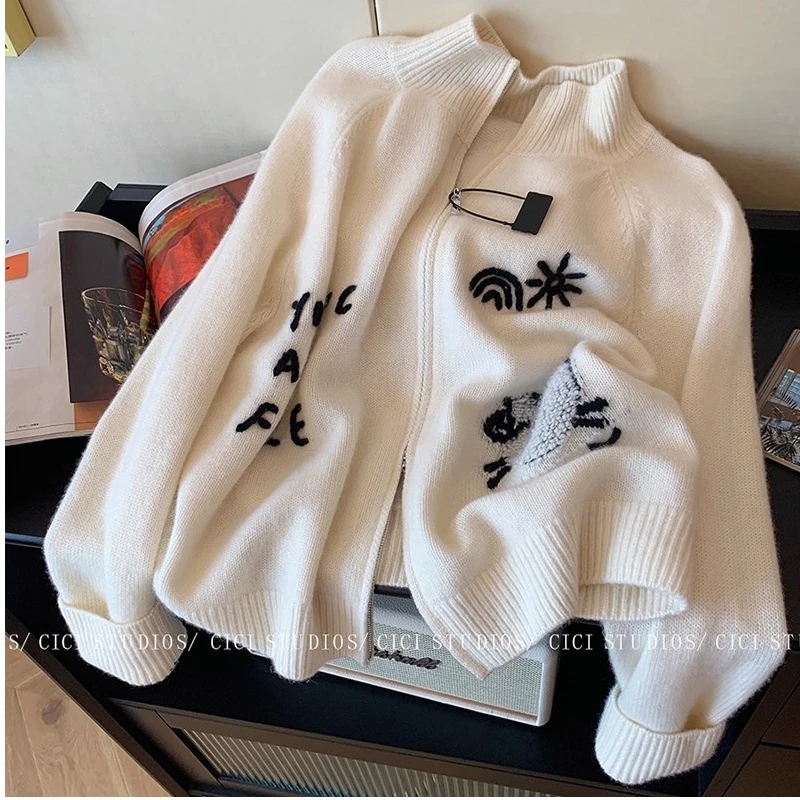 秋季2025新款慵懒设计感字母刺绣拉链针织开衫女软糯显瘦白色毛衣