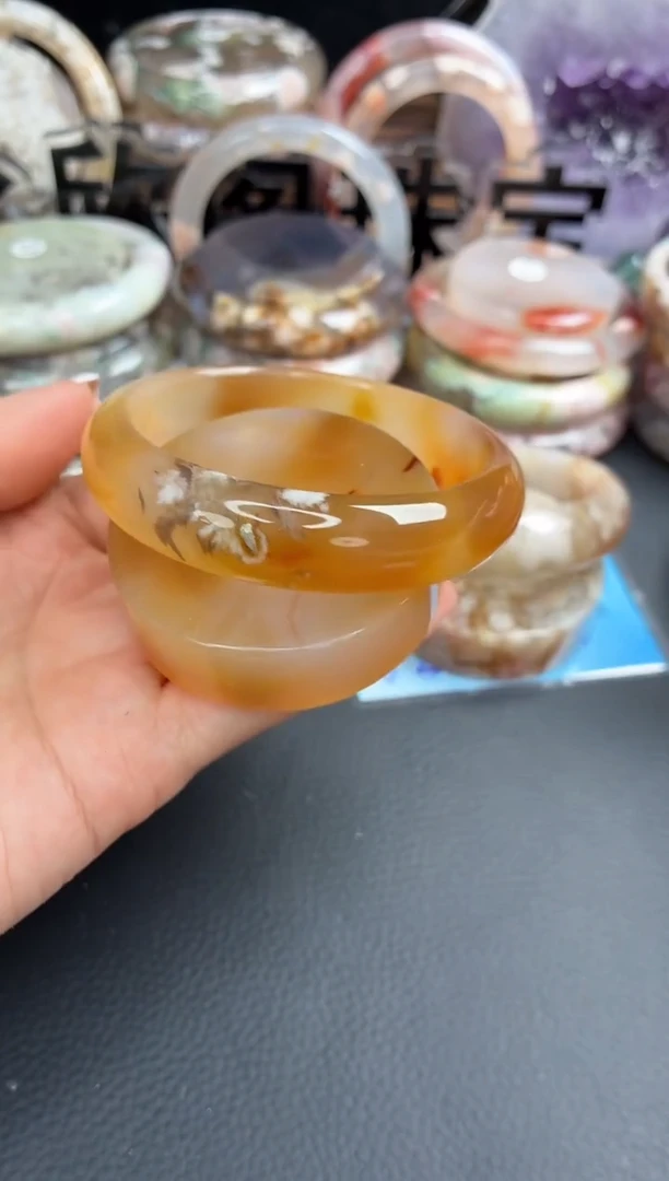 未镶嵌手镯（圆镯）石英质玉57
