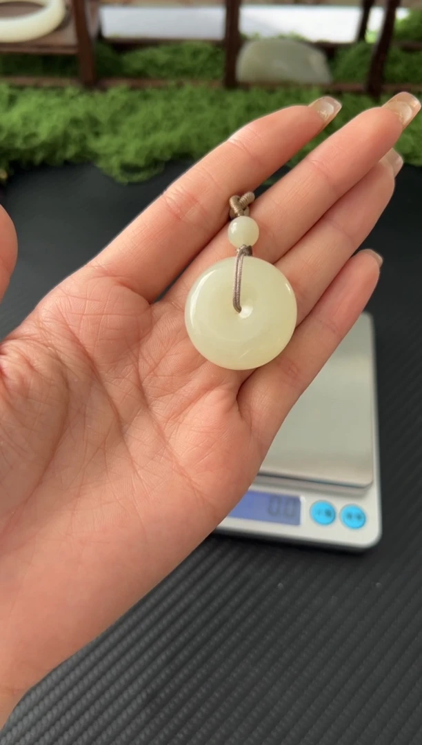 吊坠(赠链)未镶嵌和田玉雪**莲黑山微色差平安扣