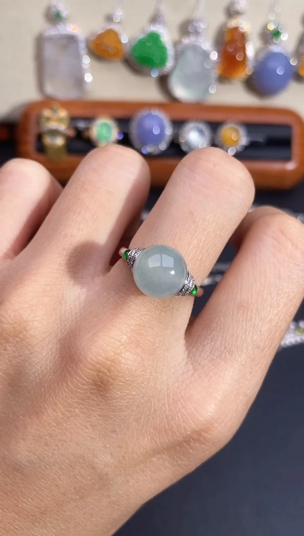 翡翠18K金镶嵌颈饰戒指