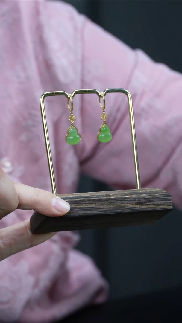 18K金镶嵌和田玉耳饰1