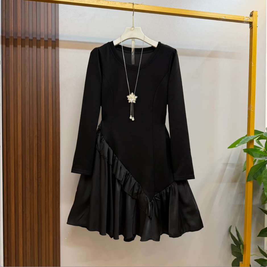 早秋新款时尚洋气黑色显瘦微胖圆领木耳花边拼接大码连衣裙