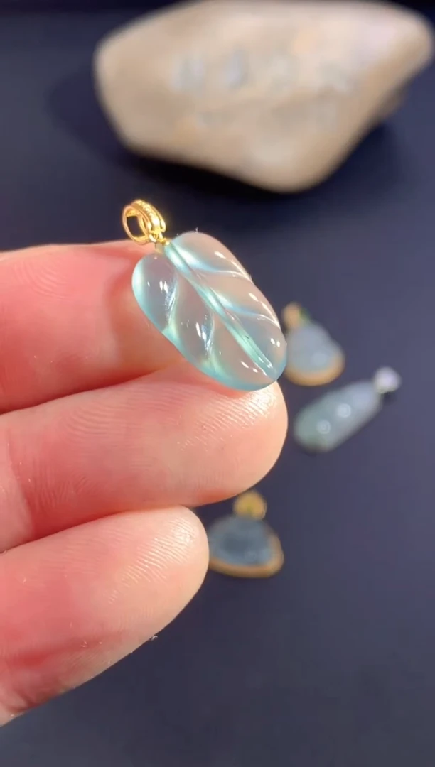 颈饰18K金镶嵌翡翠