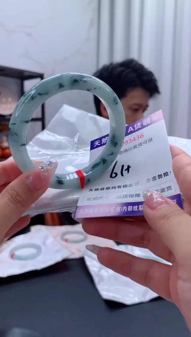 未镶嵌手镯翡翠有纹，完美者勿拍