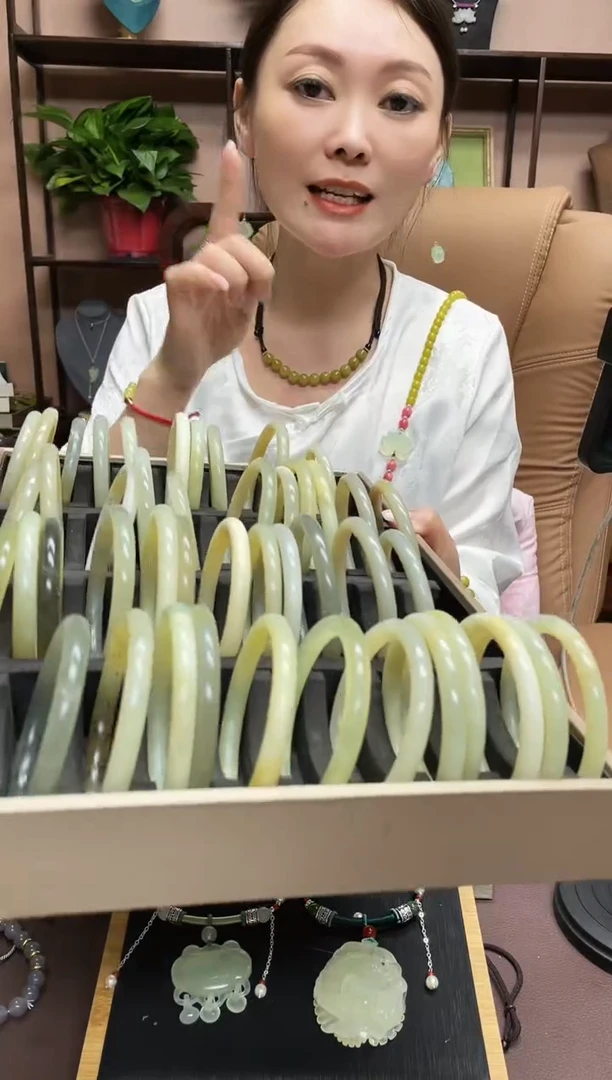 【闪购商品】蛇纹石玉手镯未镶嵌·多样性发货 其中发一