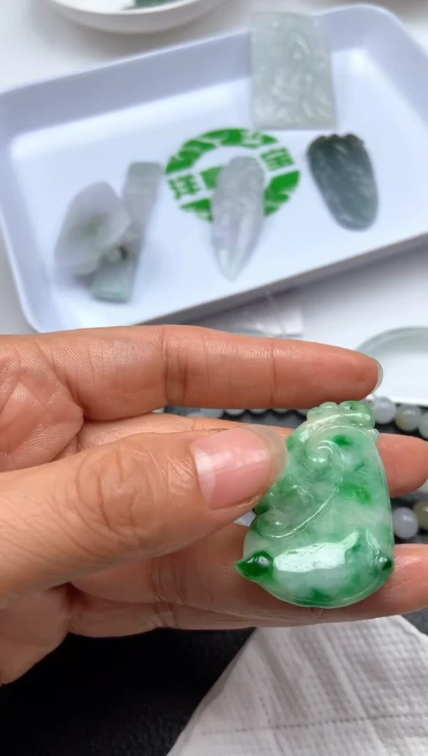 未镶嵌定制翡翠可*鱼挂饰