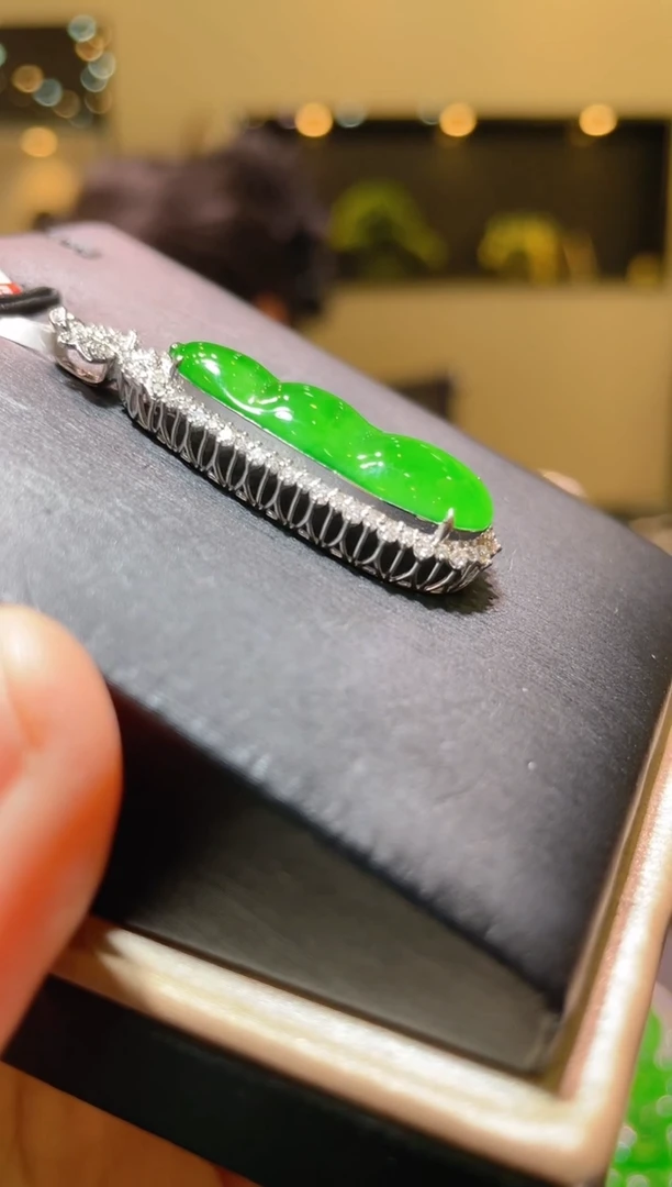 【闪购商品】翡翠吊坠(赠链)18K金镶嵌A43