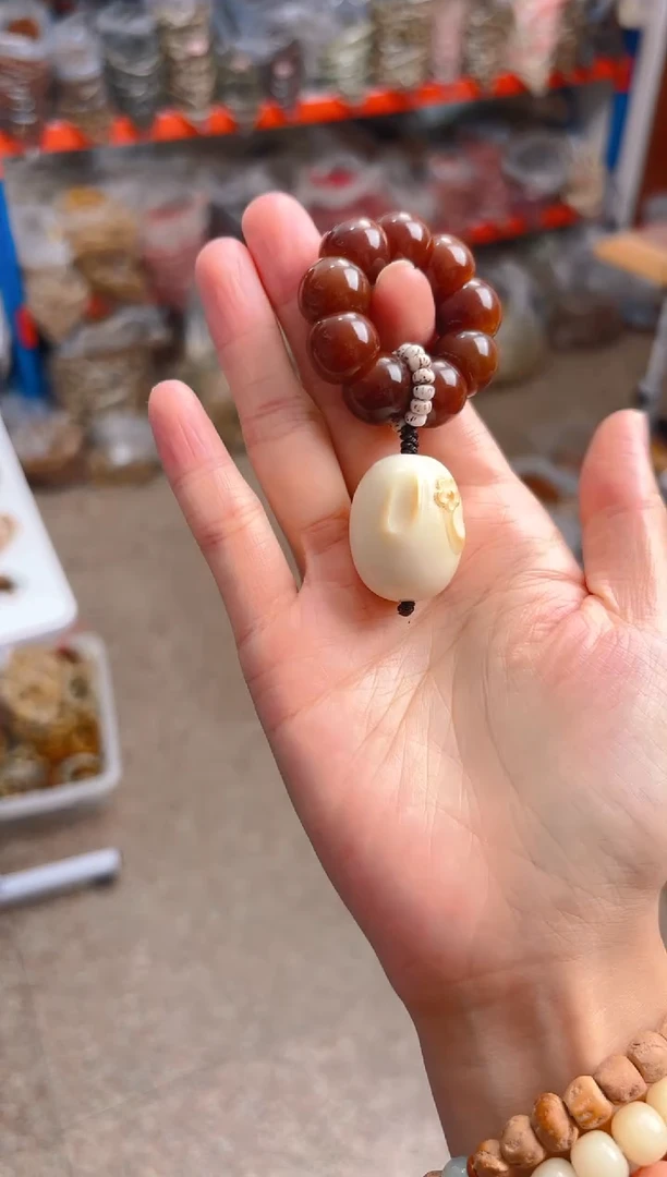 吊坠菩提根/象牙果红皮手捻   大兔
