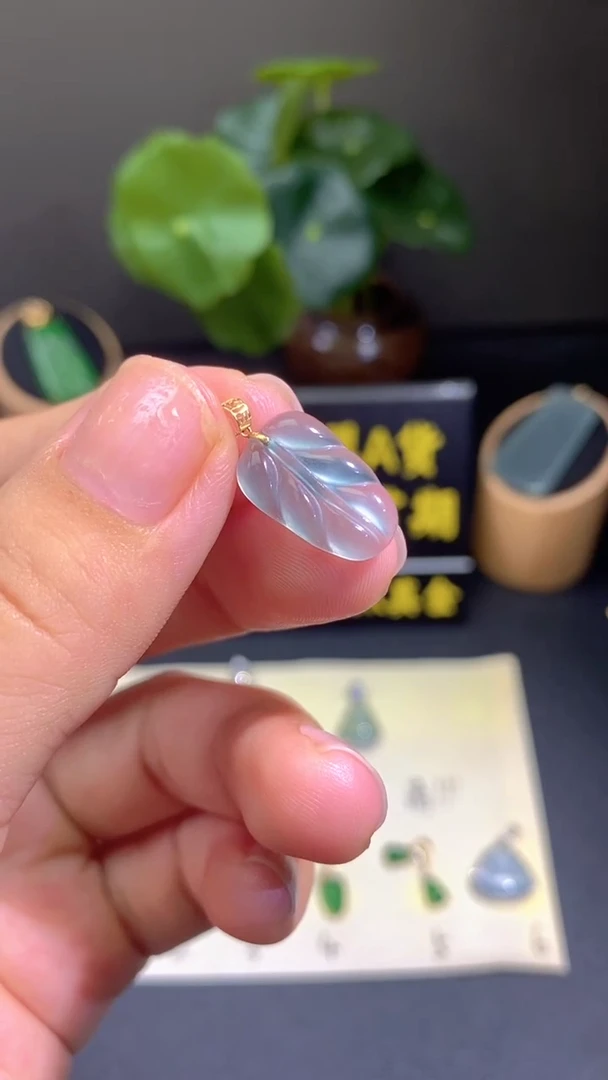 翡翠18K金镶嵌颈饰翡翠A货