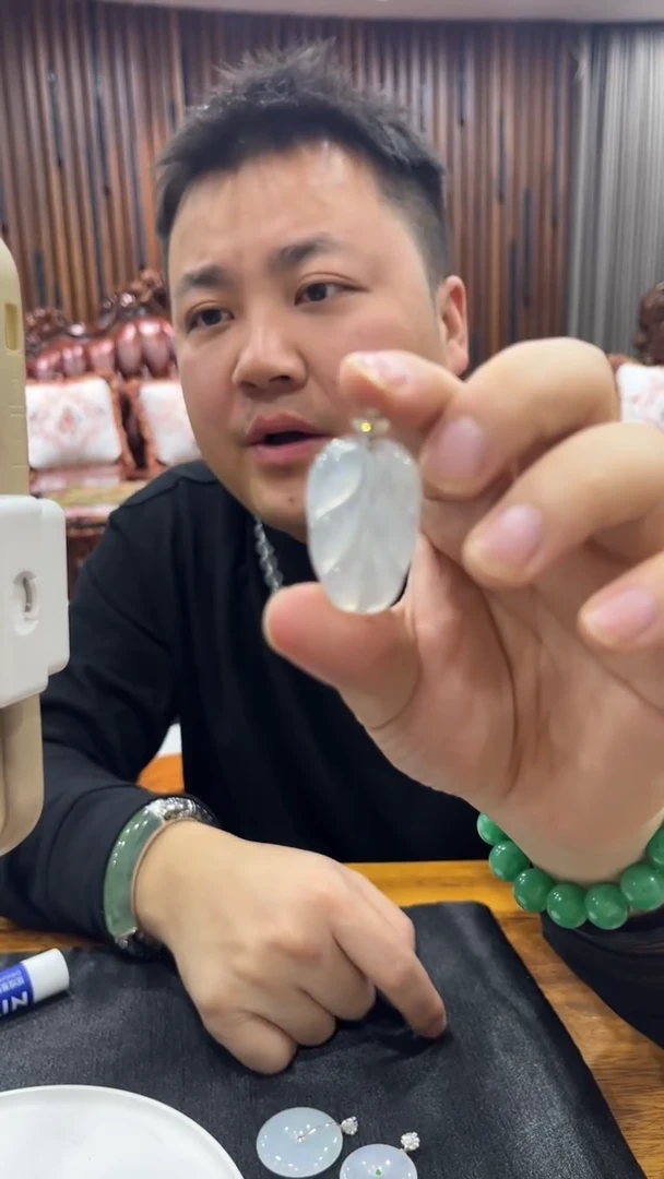 吊坠(赠链)18K金镶嵌翡翠吊坠
