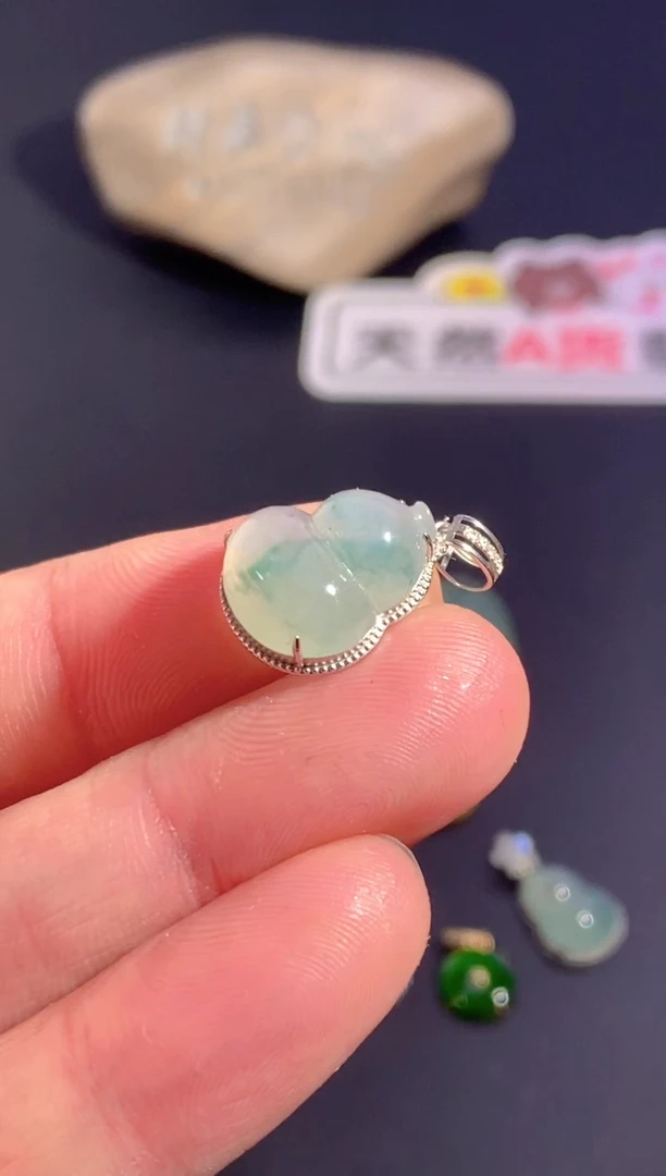 颈饰18K金镶嵌翡翠