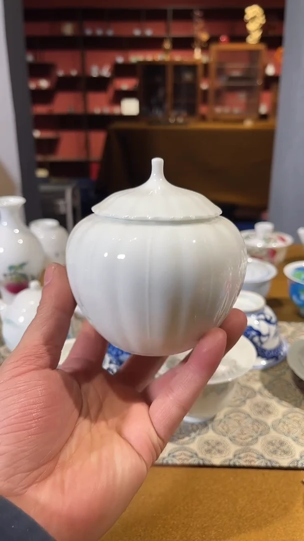 景德镇花瓣茶叶罐