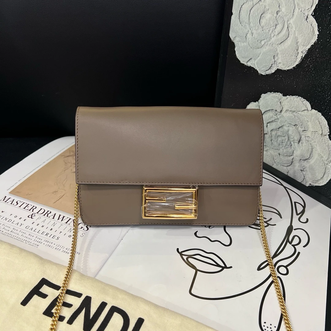 99新 FENDI/芬迪 咖色风琴woc单肩包B5453
