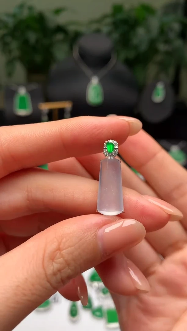 颈饰18K金镶嵌翡翠无事柱