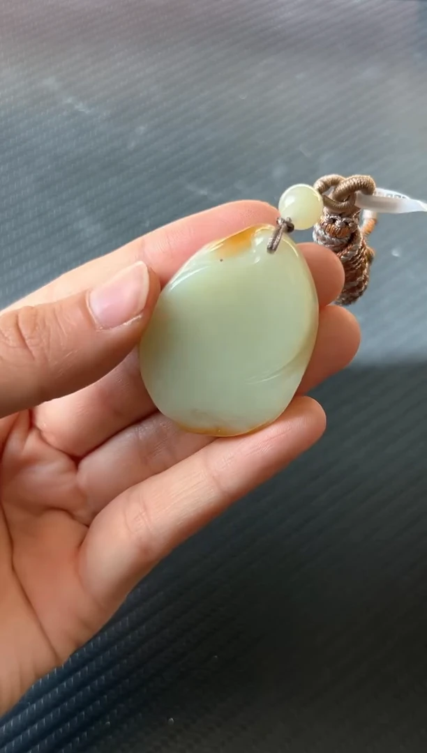 吊坠(赠链)未镶嵌和田玉若羌微色差