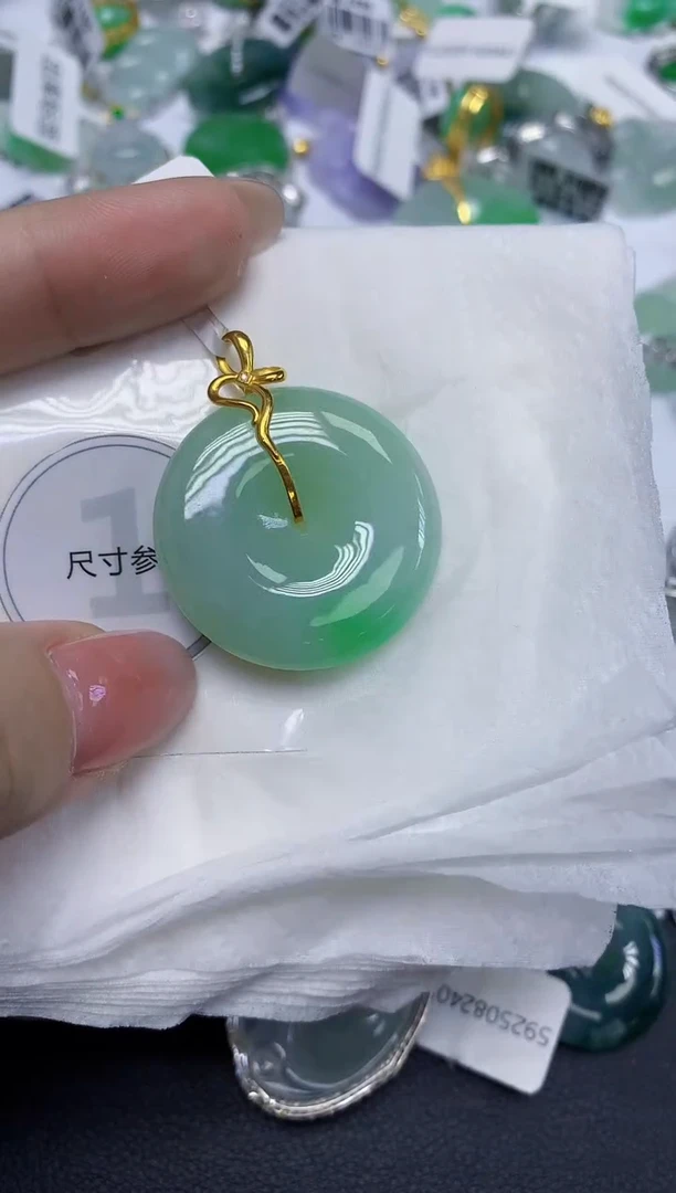 颈饰18K金镶嵌翡翠天然缅甸翡翠A货多样性发一件