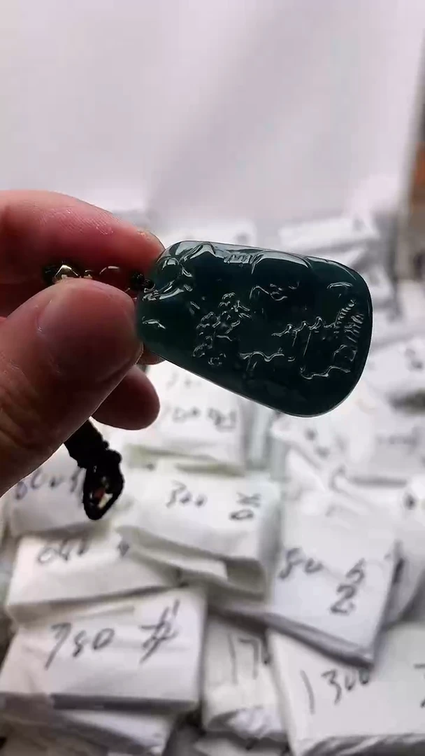 翡翠未镶嵌颈饰山水牌