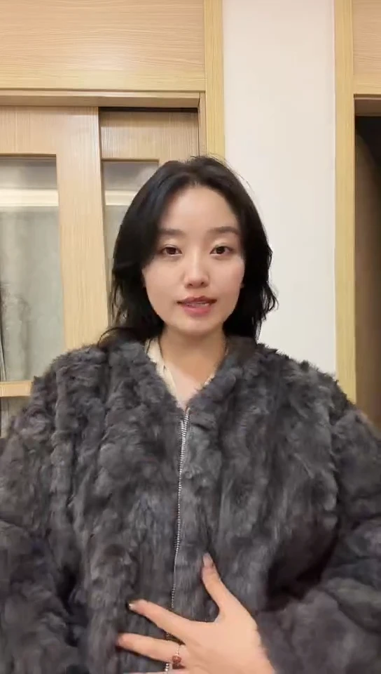 索南措姆深灰色衣服