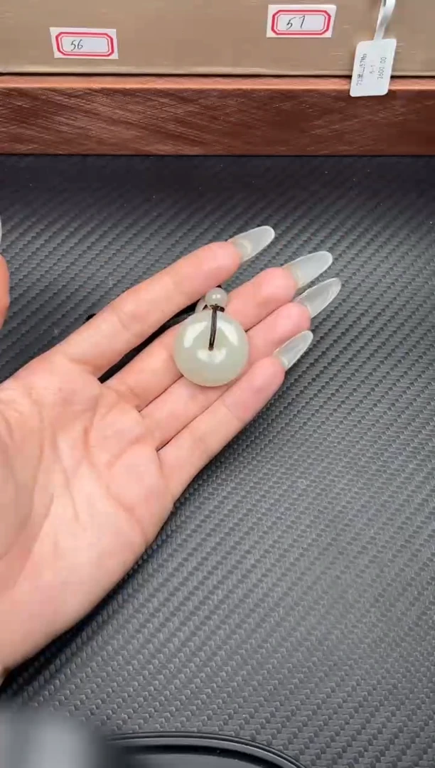 吊坠(赠链)未镶嵌和田玉且末金山微色差平安扣S