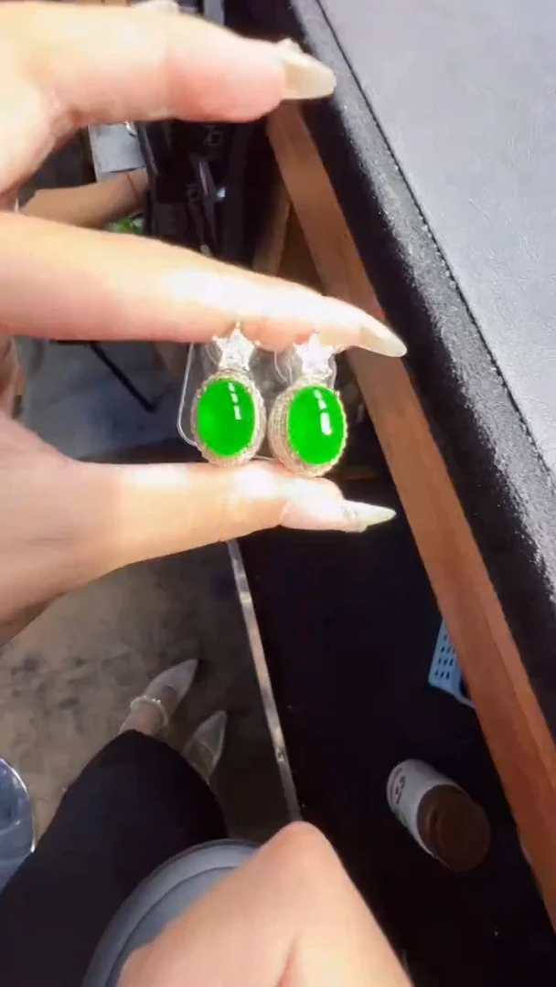 未镶嵌定制翡翠翡翠A货有轻微色差属于正常现象，耳钉多样性发货1