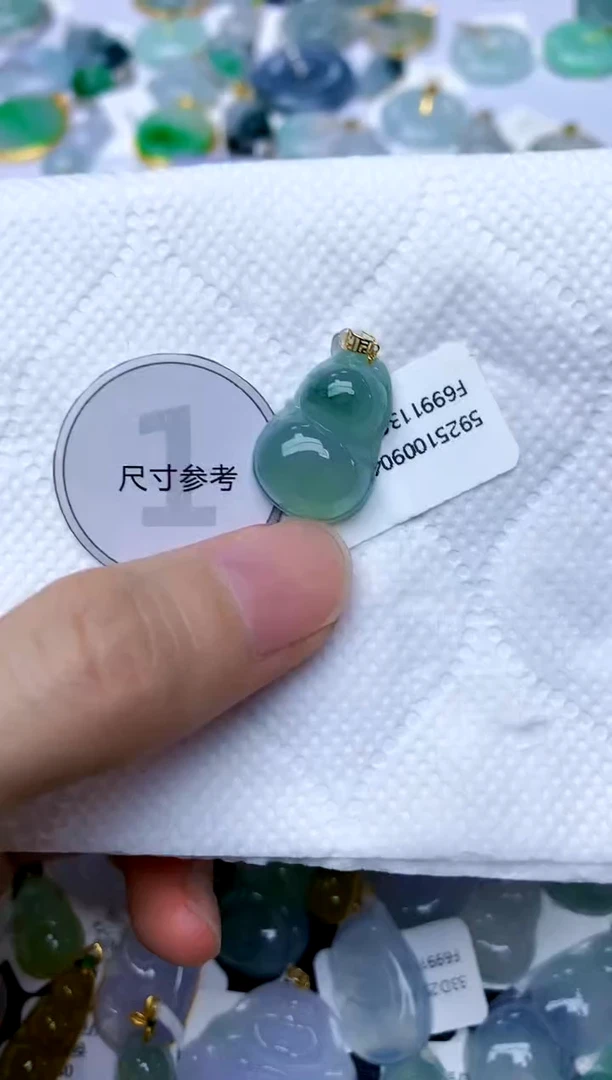 颈饰18K金镶嵌翡翠天然A货翡翠