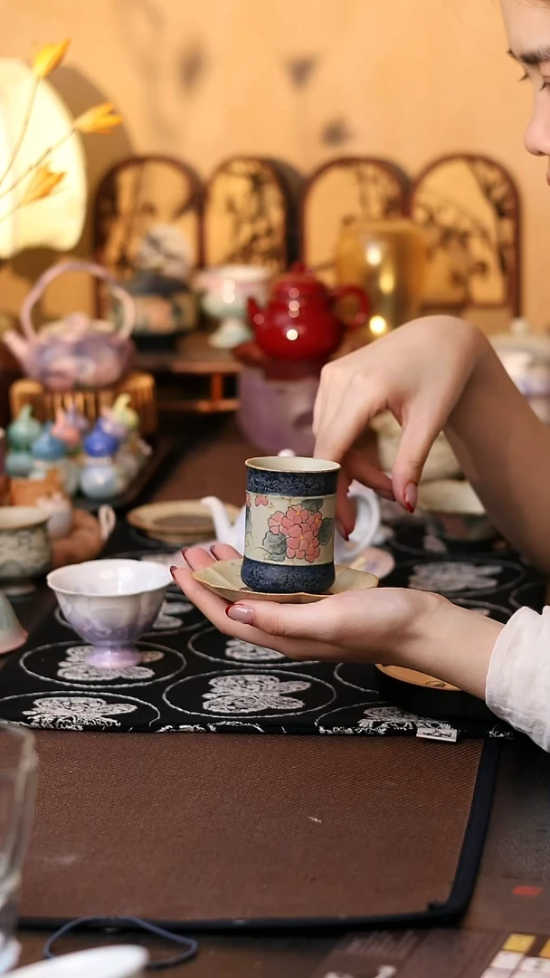 青花手绘绣球花闻香杯加杯垫