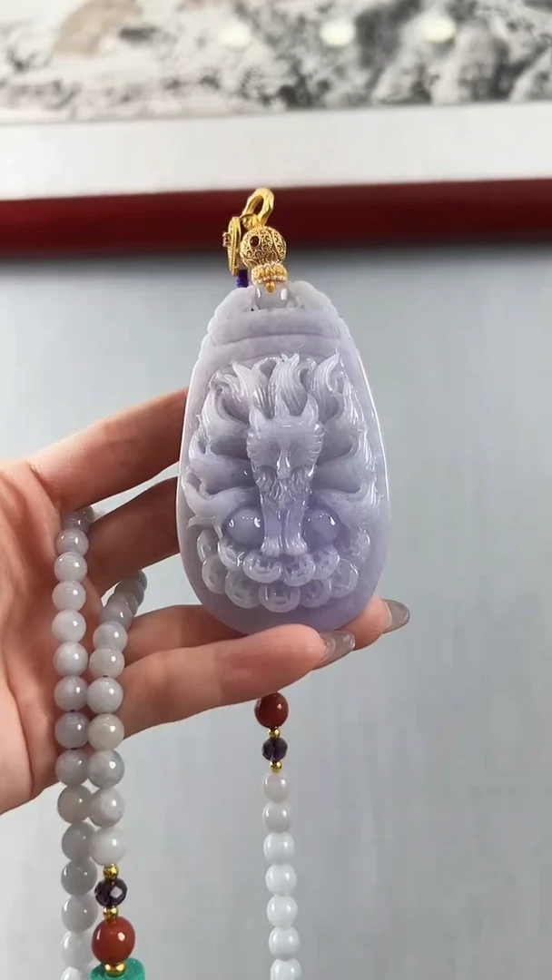 翡翠未镶嵌颈饰九尾狐