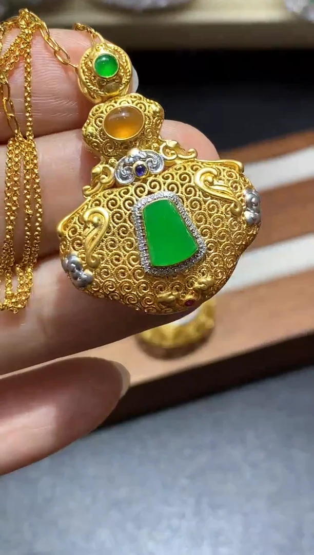 颈饰18K金镶嵌翡翠700-中国好珍宝