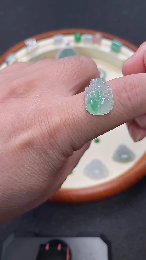 裸石翡翠28号厚7.1飘花貔貅裸石/杜