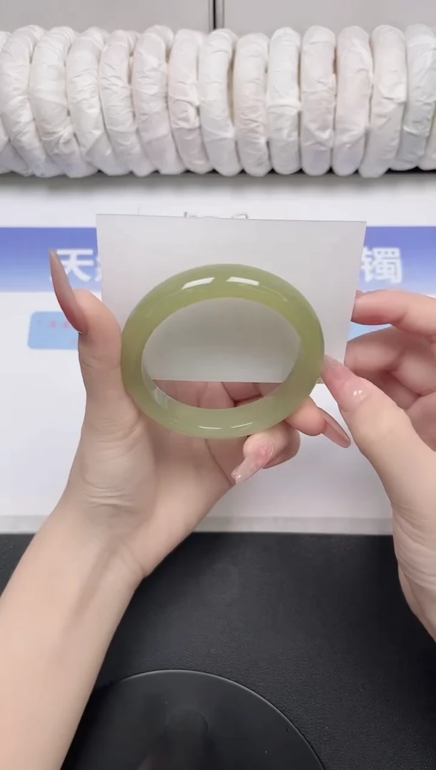 未镶嵌手镯石英质玉46-56.9