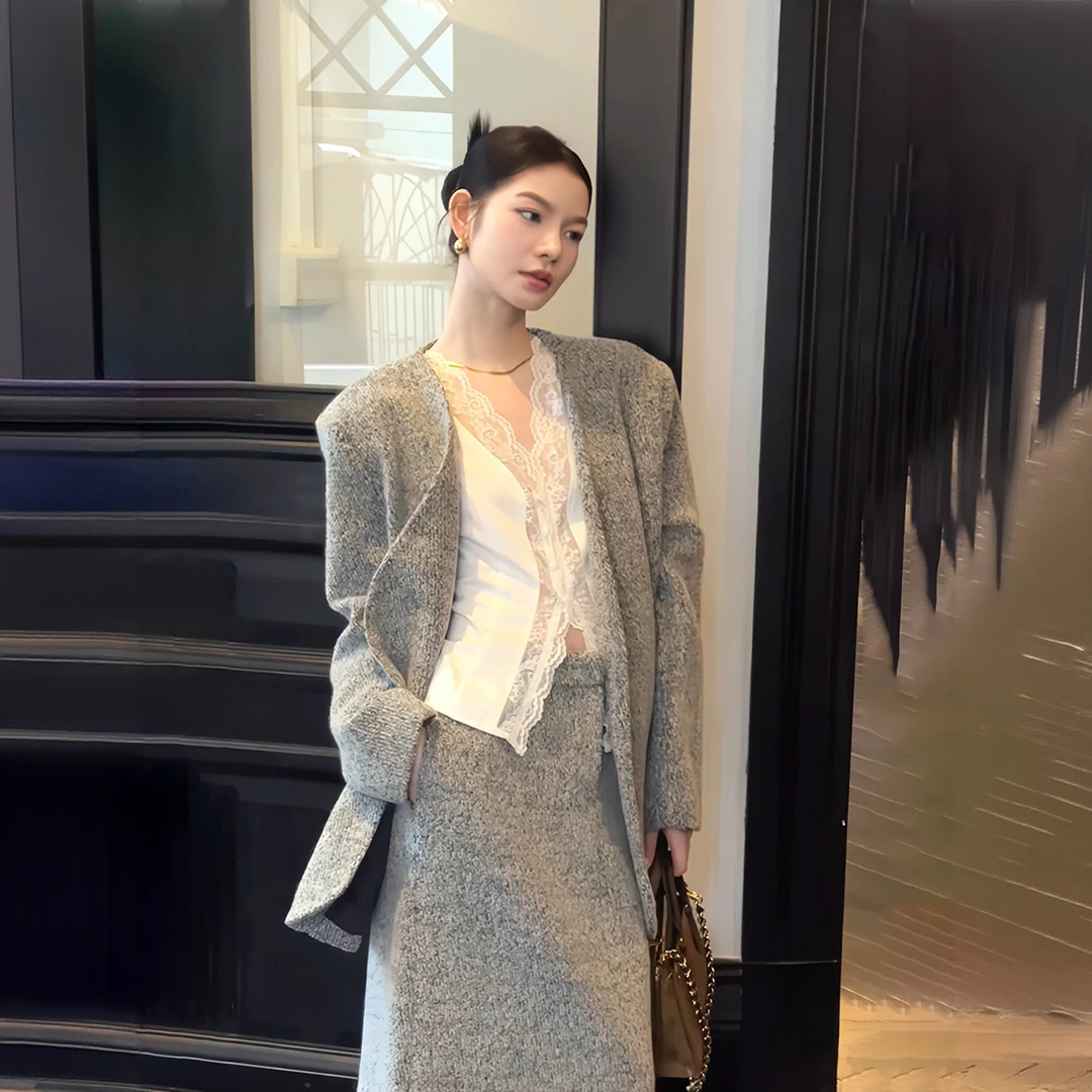 2025冬新款老钱风时尚气质西装设计感灰色V领西服外套+半裙套装