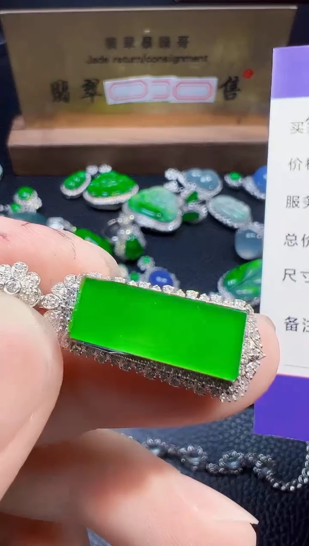 翡翠18K金镶嵌颈饰胖*?翡翠