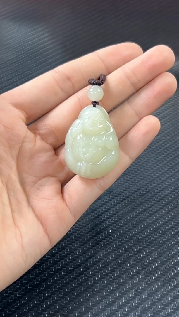 吊坠(赠链)未镶嵌和田玉且末微色差迪克兰一细